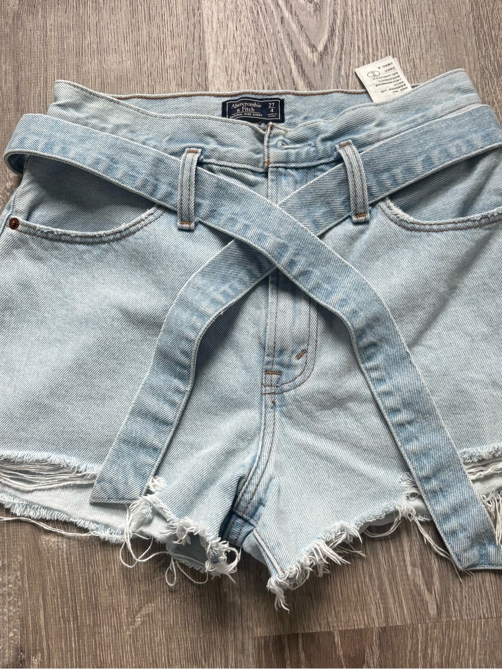 Abercrombie women’s Natural rise short
Size 27/4
